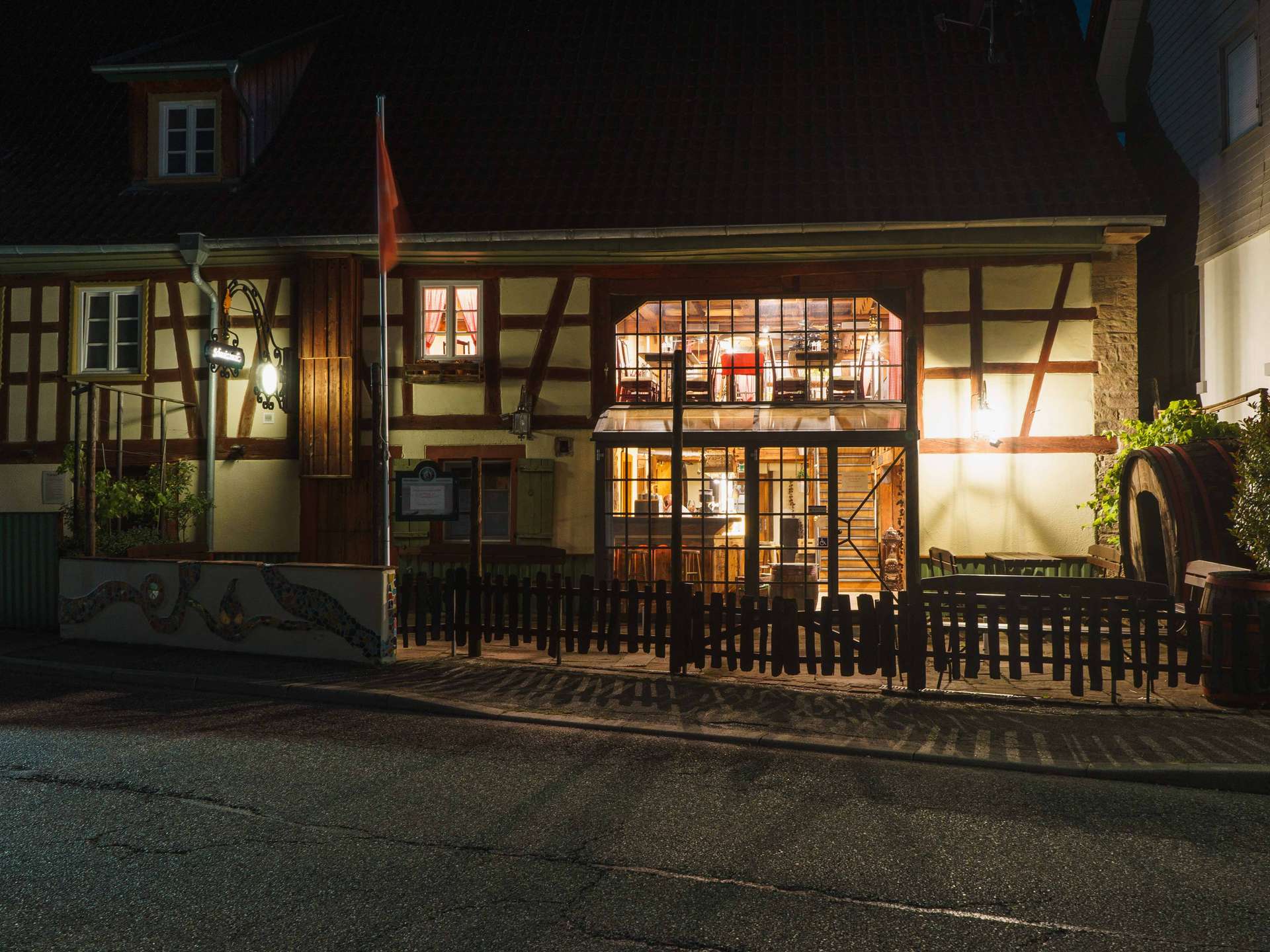 Außenansicht bei Nacht